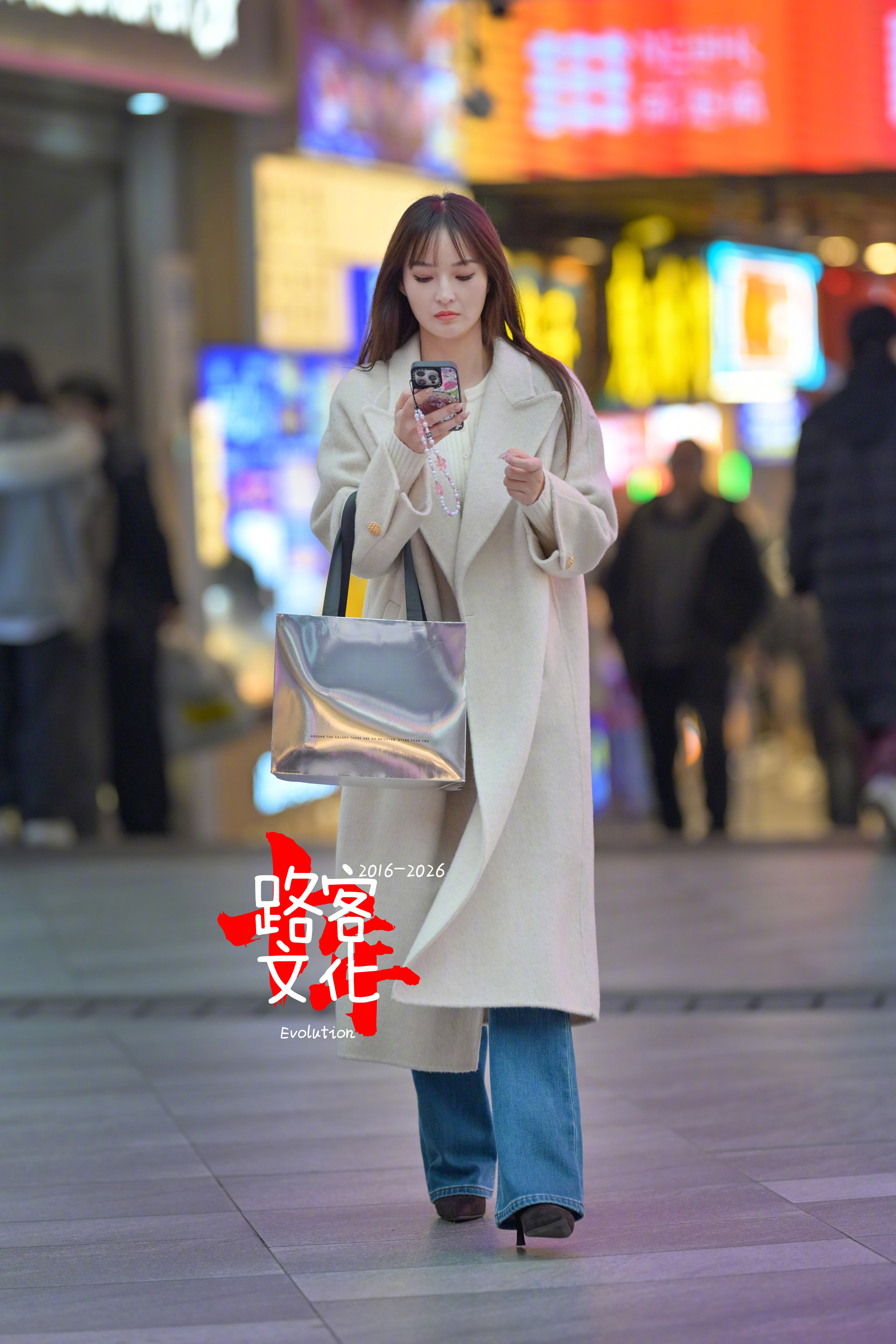 这个小姐姐也是玩手机好认真