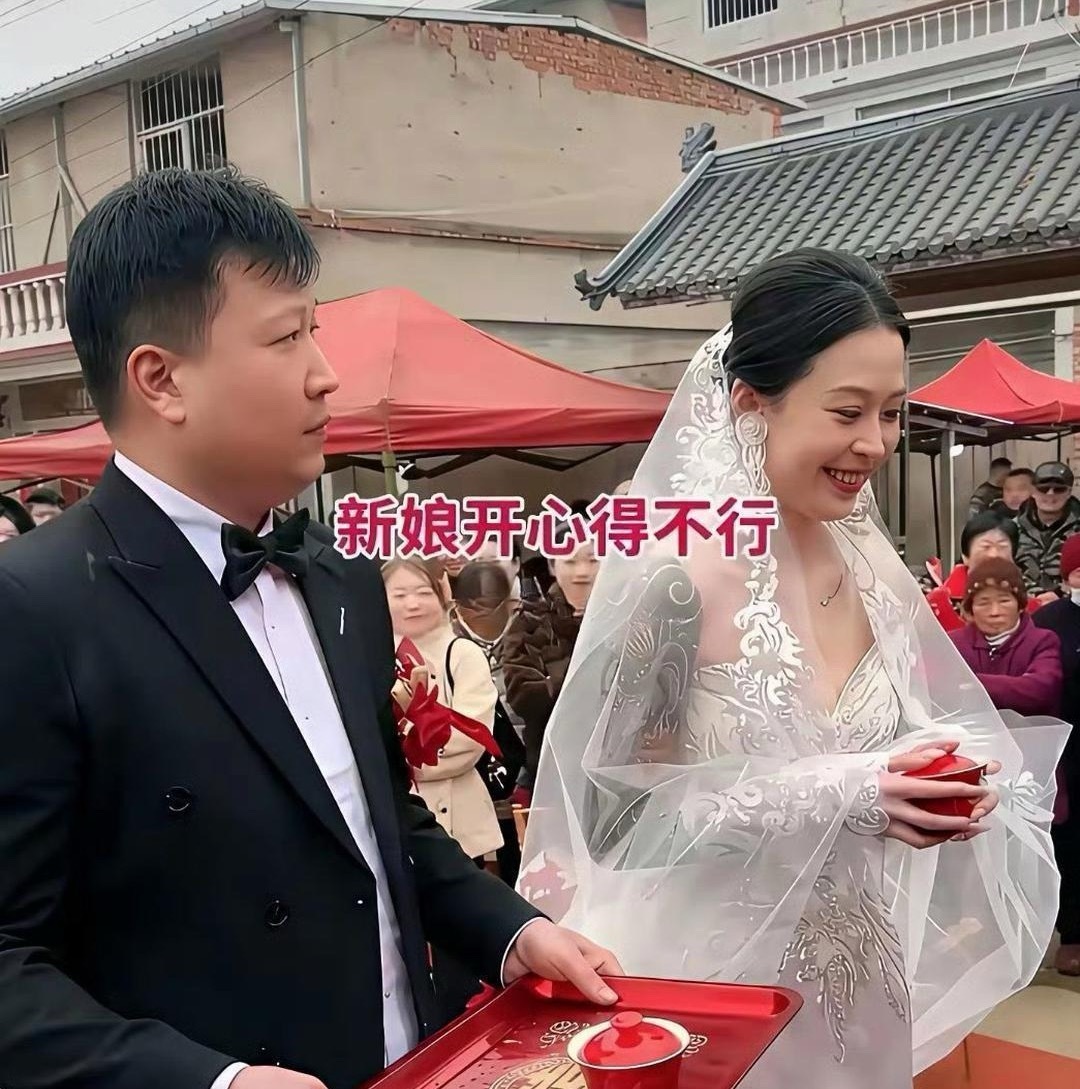 31岁小伙子迎娶40岁大姐大新娘笑得合不拢嘴新郎看上去并不是很高兴