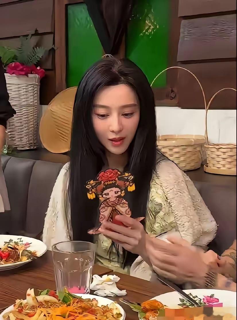 曾经的第一美人，如今也有白头发了。但是好漂亮