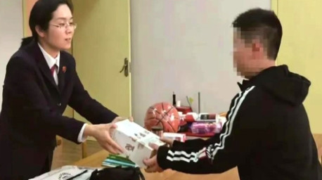 在金钱面前，亲情弱爆了！”5月28日，贵州贵阳，一男孩3岁丧母，10岁丧父，男孩