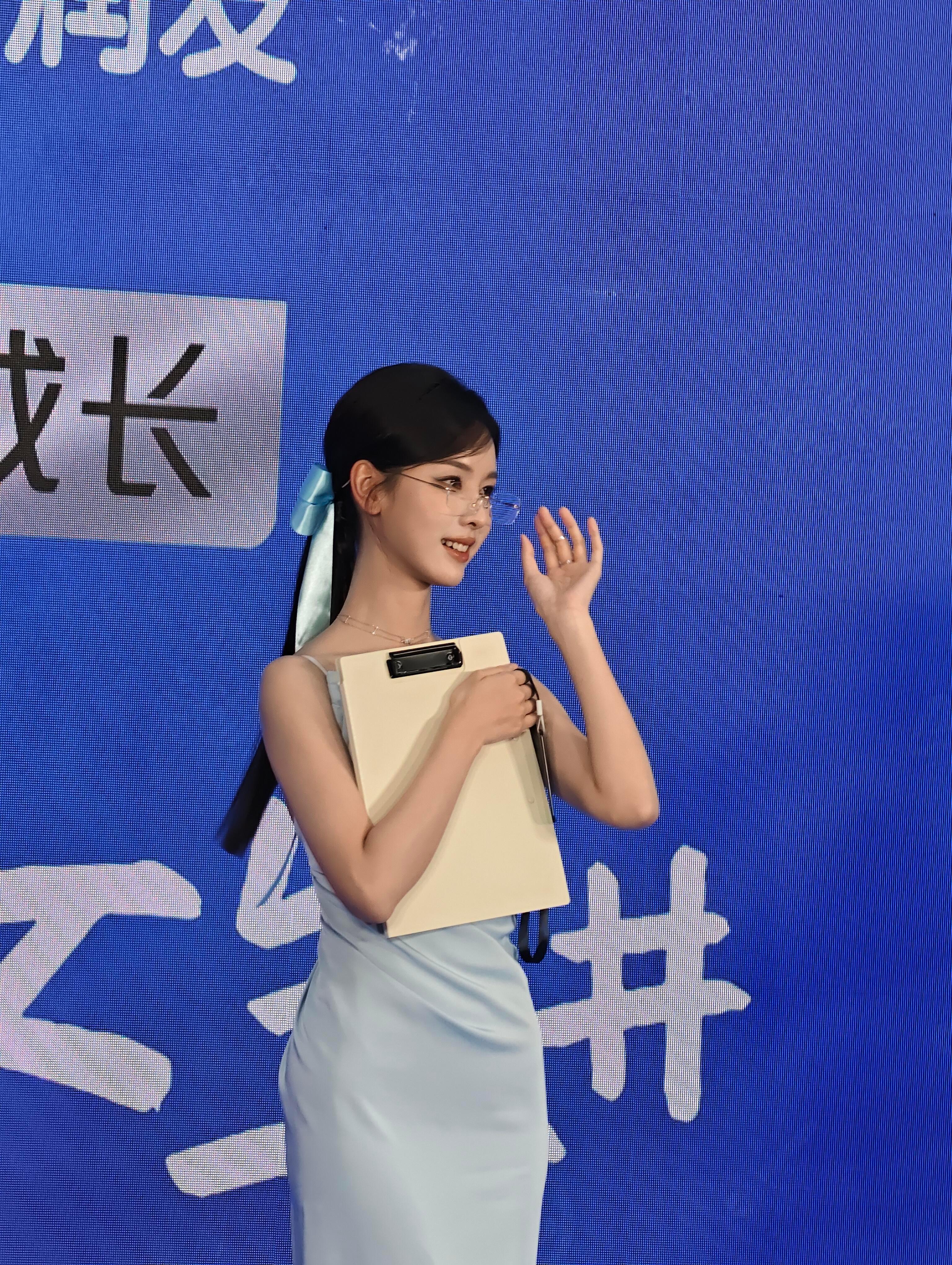 在汇智吃饭偶遇陈都灵活动戴眼镜的look最美偶遇天仙的感觉​​​