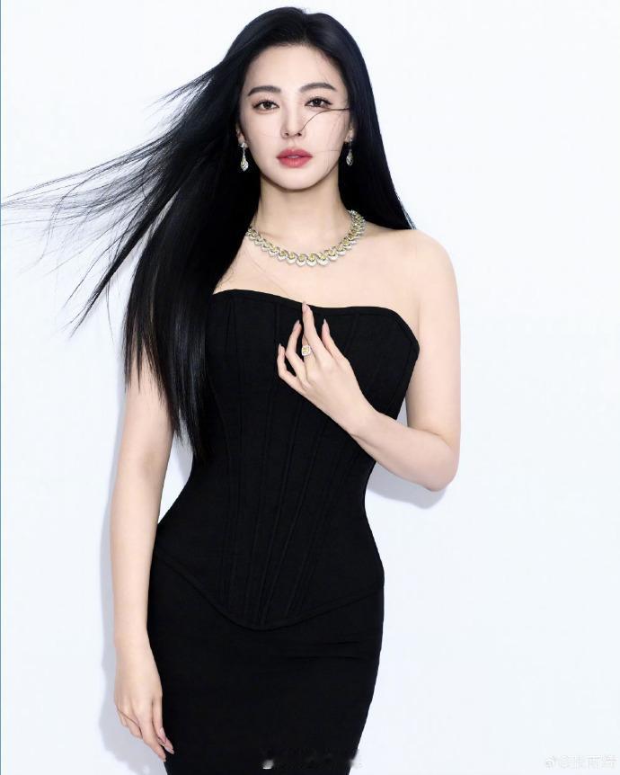 张雨绮，这事儿到底有多大……代言丢了，被骂了，那个曾经天不怕、地不怕，怼