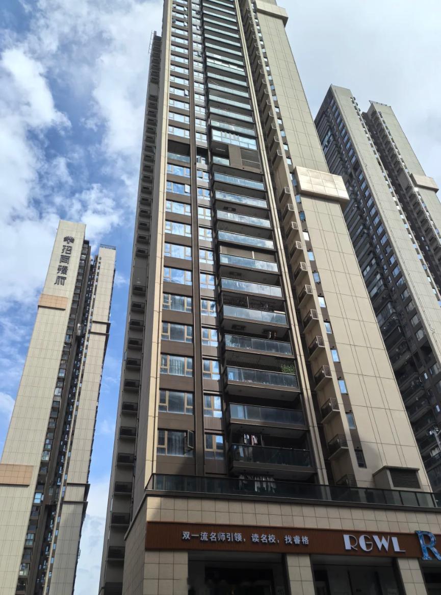 宝安新安招商臻府120平750万成交，单价6.3万，价格比之前成交又涨了几十万。