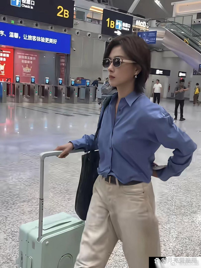 万茜也太低调了，独自坐火车出行，身边没有助理陪同，这样接地气的明星真不多见。​