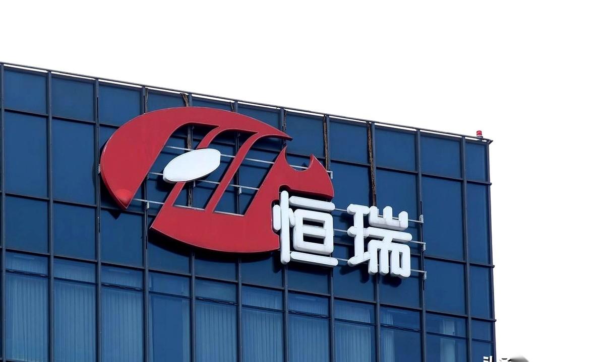 炸了。真的炸了。一口气10个新药，全进了医保。很多人可能不懂这是什么概念。我