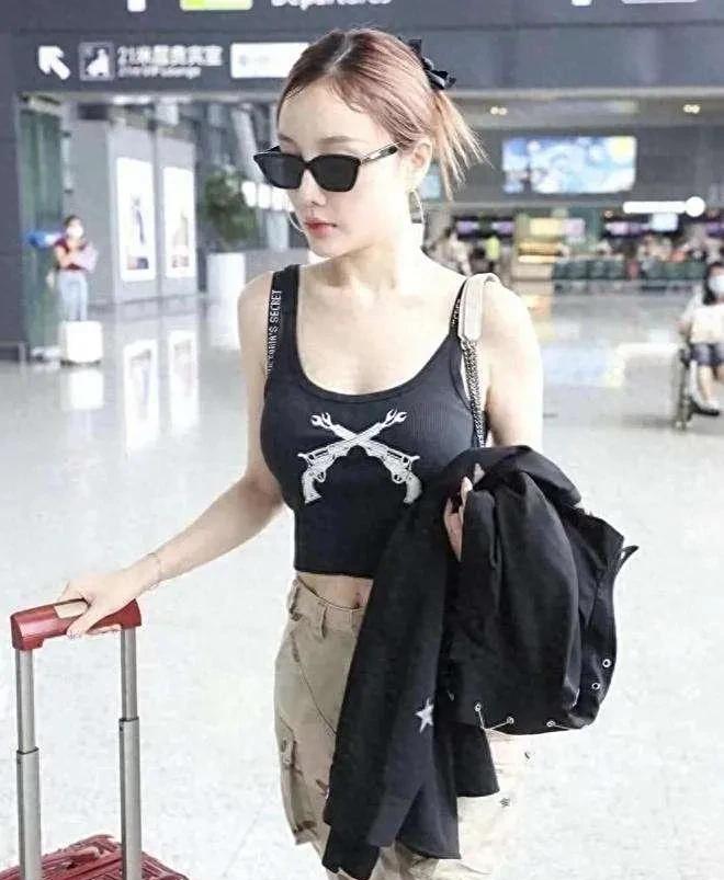 43岁李小璐机场秀好身材，时尚辣妹状态惊艳全场，辣妈保养如18