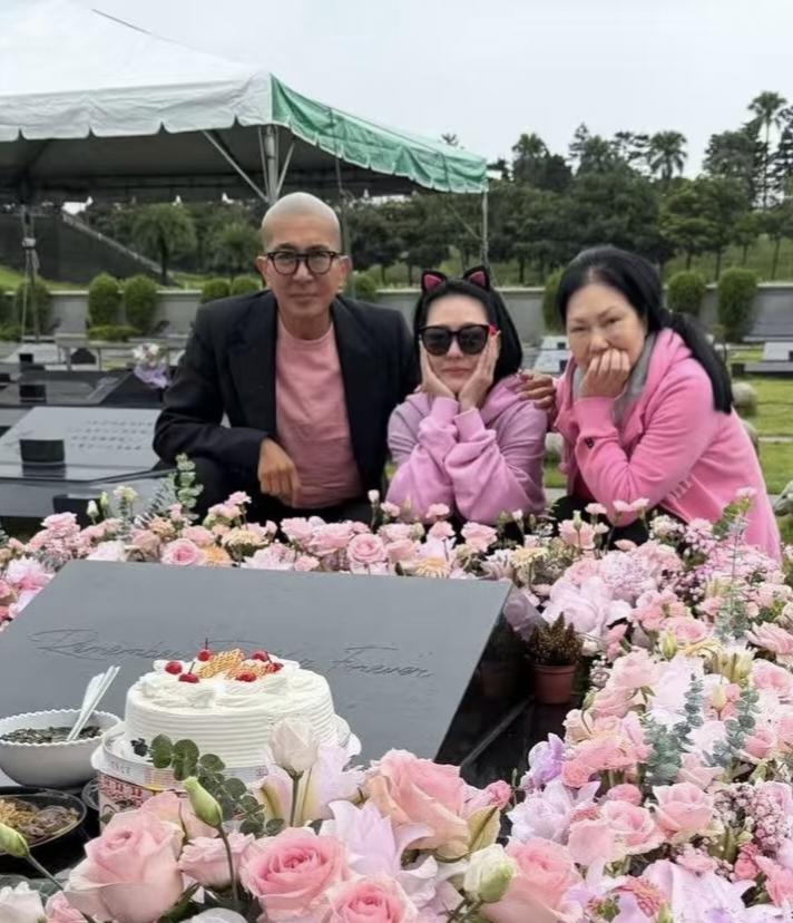 大S徐熙媛50岁冥诞，小S、具俊晔、S妈一起去墓地看望她，范玮琪和陈建州夫妇也在
