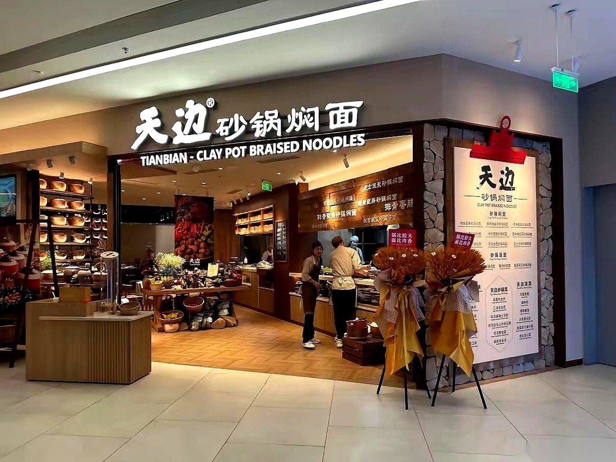 贾国龙的餐饮小号，又接连拉下了卷帘门。曾经风光无限的西贝，在经历业绩腰斩和多地关店后，这位餐饮大佬亲