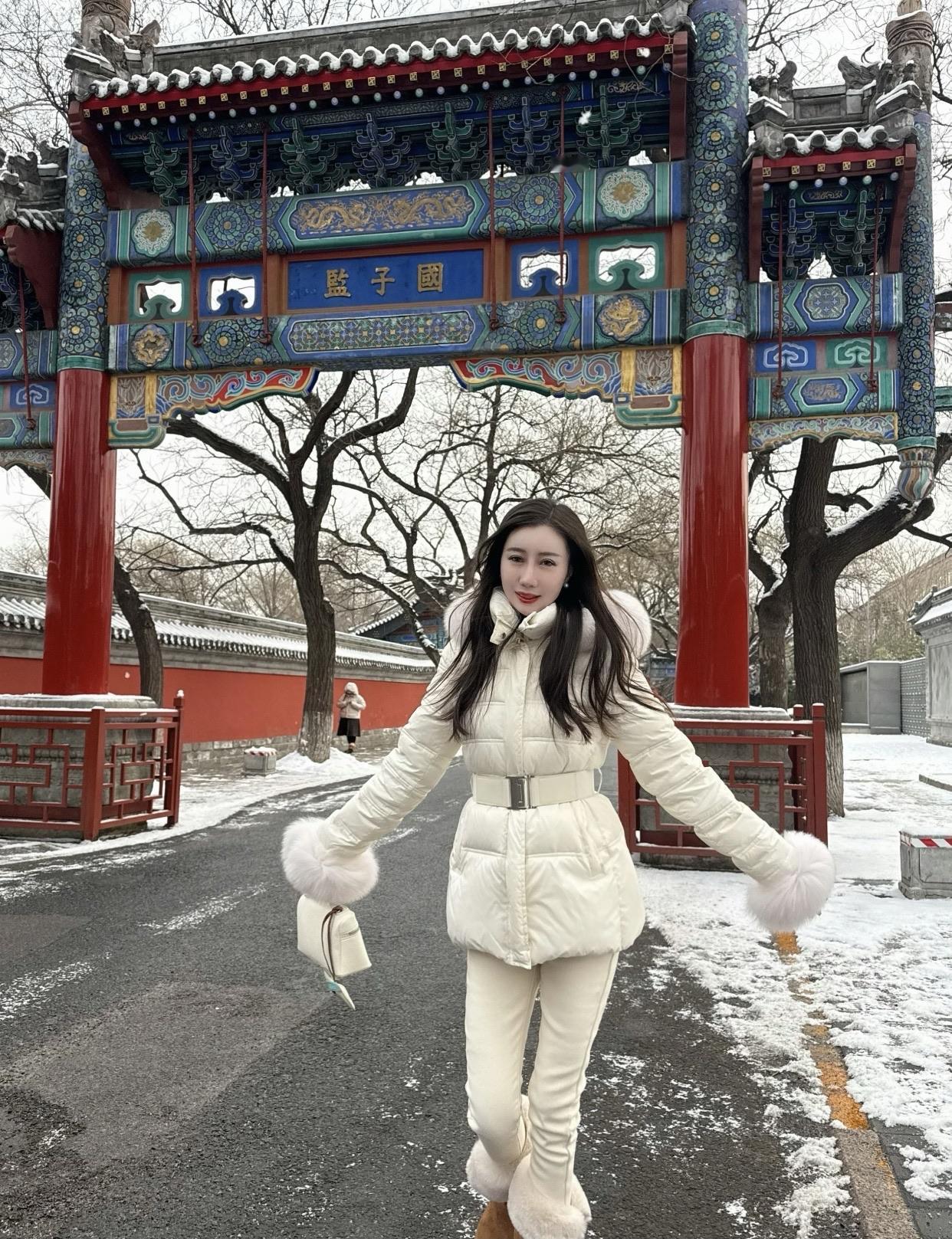 雪中红墙下，白衣美人行。有品位的女人，一般都是什么样的人雪中古风写真