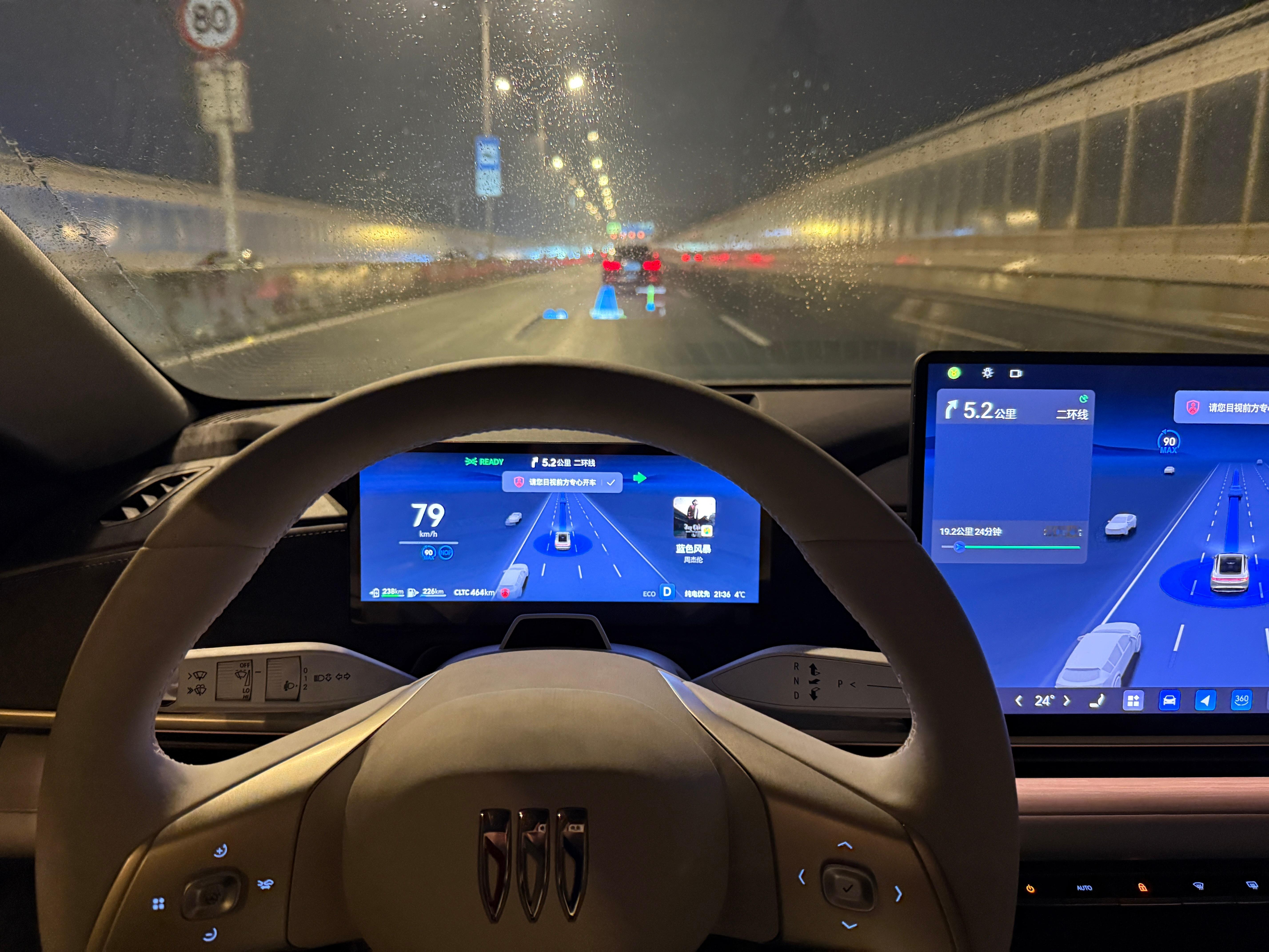 至境L7的智能辅助驾驶真的很好用，但是它也有一个很大很大的缺点。就是不能看手