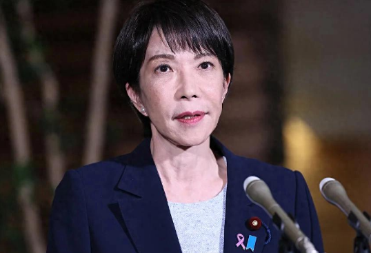 是高市早苗的嘴硬，还是中国的反制拳头硬？11月14日，中国外交部、文旅部、教育部