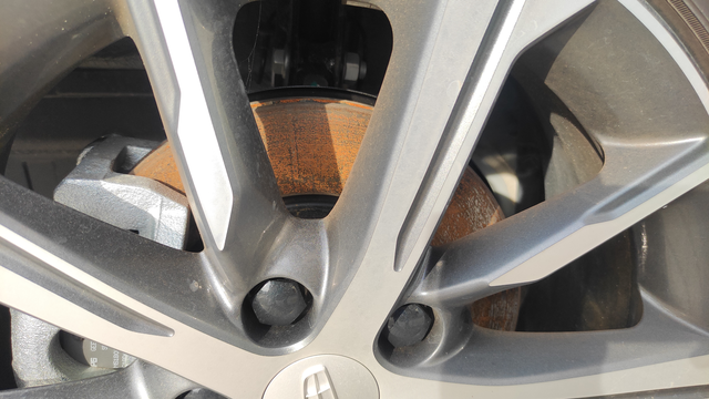 生锈成这样，正常嘛？下雨天开出去过几次。后面上班后，坐同事的车回去上班了。一个