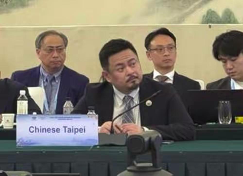 对面的青鸟看过来，看过来，你的大官很实在，“中国台北”桌子上摆，嘴上不要身体诚实