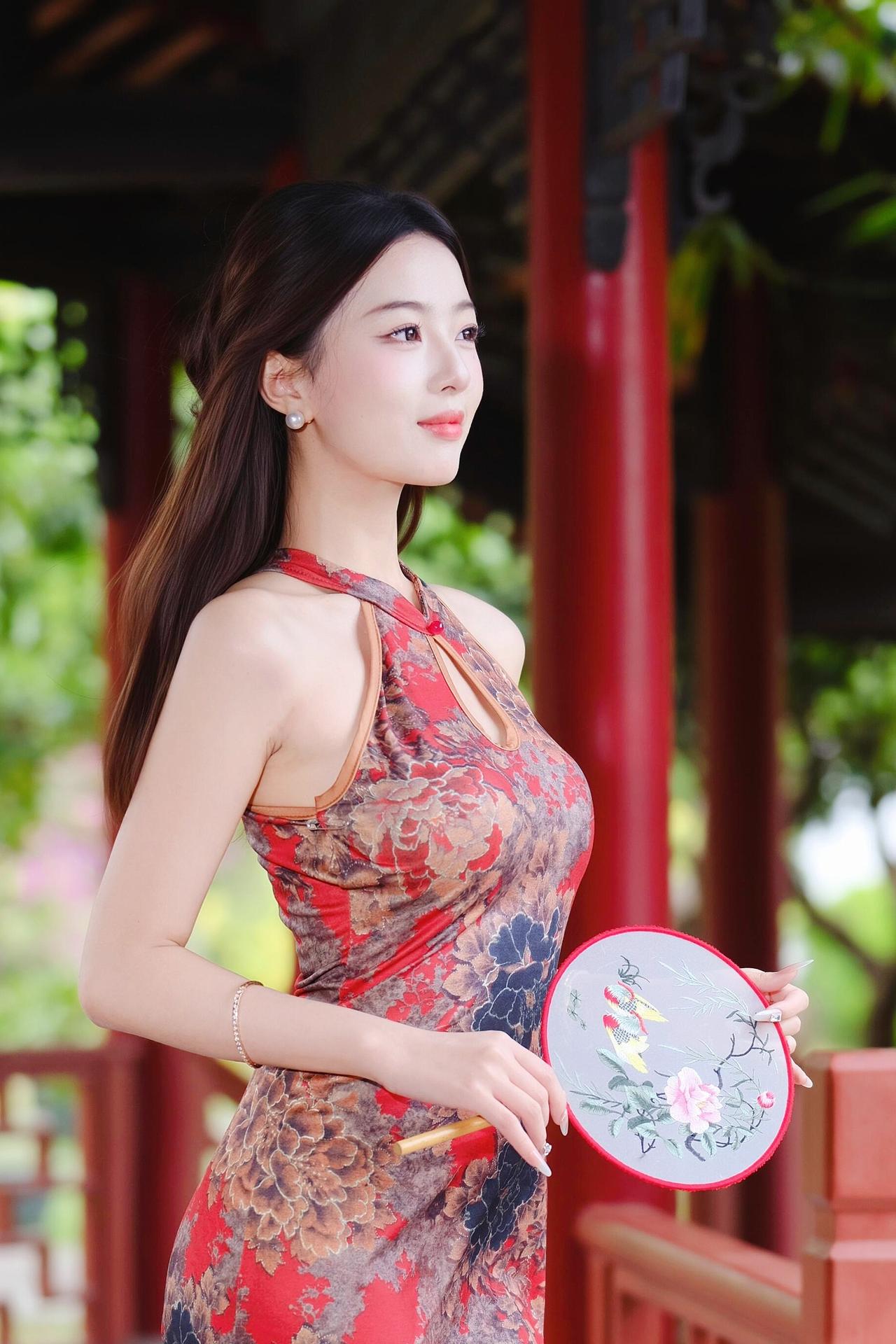 《亭畔旗袍》原创诗词原创看图片配诗丹衣缠颈缀花浓，团扇轻摇亭下风。石