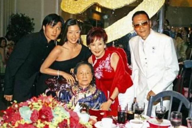 谢霆锋的奶奶103岁高龄辞世，她的晚年非常幸福，儿孙满堂，都非常孝顺，给了老人优