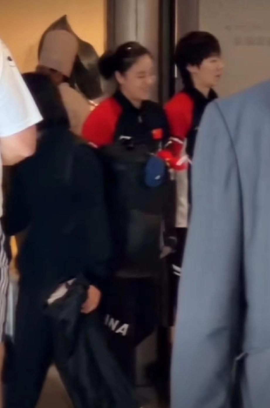 WTT香港年终总决赛，今日上午王曼昱与徐奕一起在酒店餐厅吃完早饭后打包面包离开。