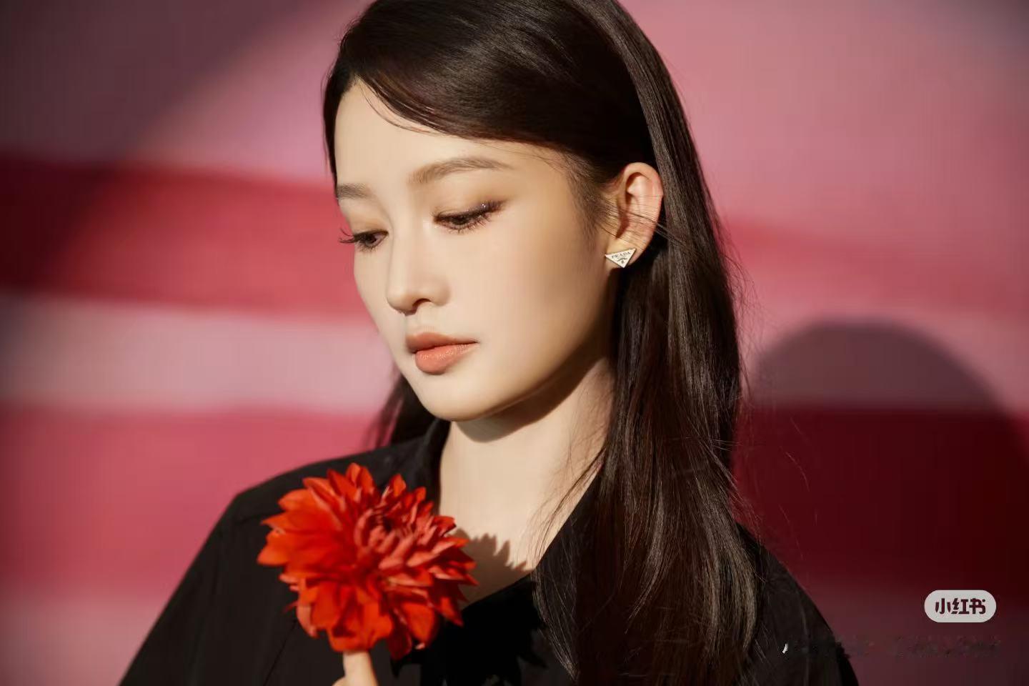 李沁一身干净利落造型亮相Prada活动李沁美出新高度！这次化妆师是谁哦，真的好看