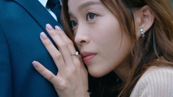 【On.cc】賴慰玲玩姊弟戀　挨張馳豪心口面紅無綫新劇《非常檢控觀》正在熱播，在