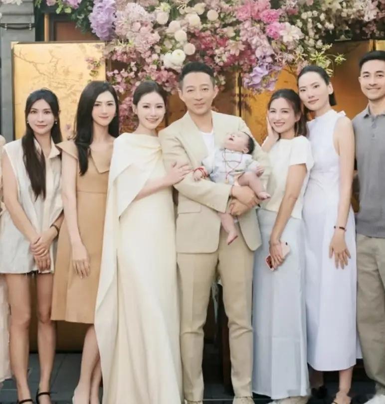 汪小菲小儿子满月宴，张兰和汪爸都去了！汪小菲爸妈，离婚多年，为了孙子再度同场出现