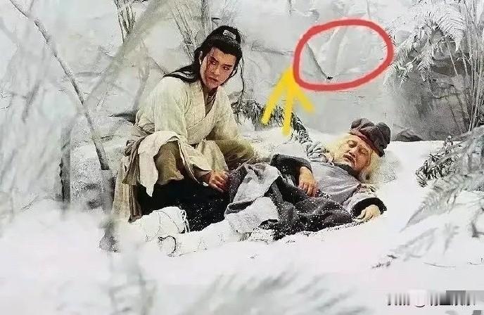 小时候只在乎看谁的武功厉害，现在才发现，白布当雪景，薄膜做瀑布，TVB“穷”的只