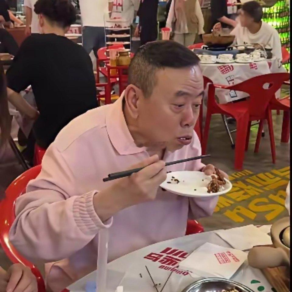 我真是服了！潘长江老师无时无刻不在耍宝，吃顿饭也吃出了表情包！​​​
