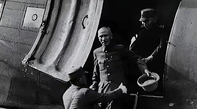 1949年南京解放，就在南京人民都在欢呼庆祝的时候，蒋介石夹着尾巴逃到了广州。蒋