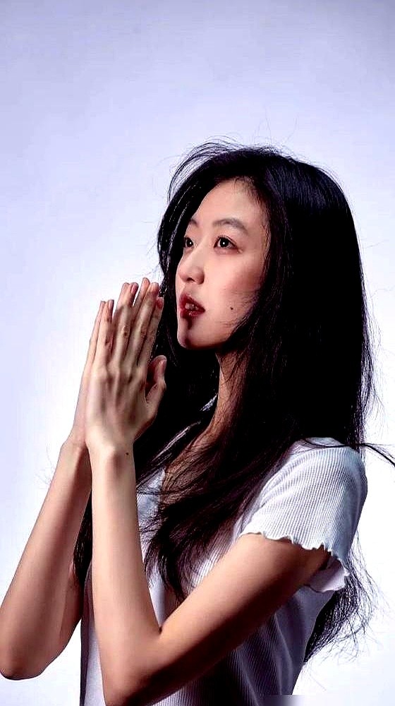 导演一喊卡，井柏然的手瞬间从孙千腰上弹开。监视器里还是火花四溅的吻戏，收工后两人却一个刷手机，一个补
