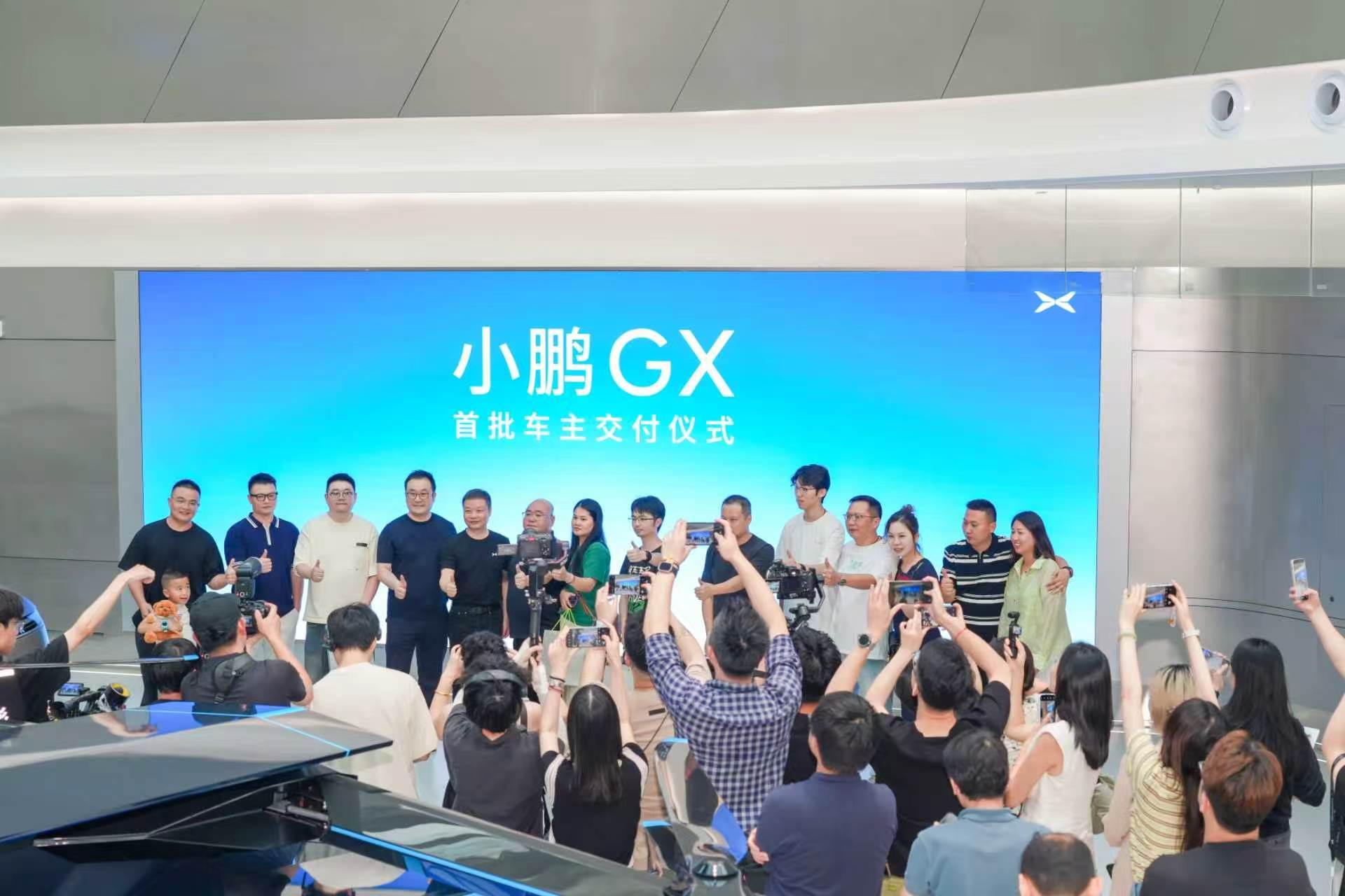 小鹏GX开启大规模交付小鹏GX首批交付仪式，何小鹏化身首席交付官，现场用车外语