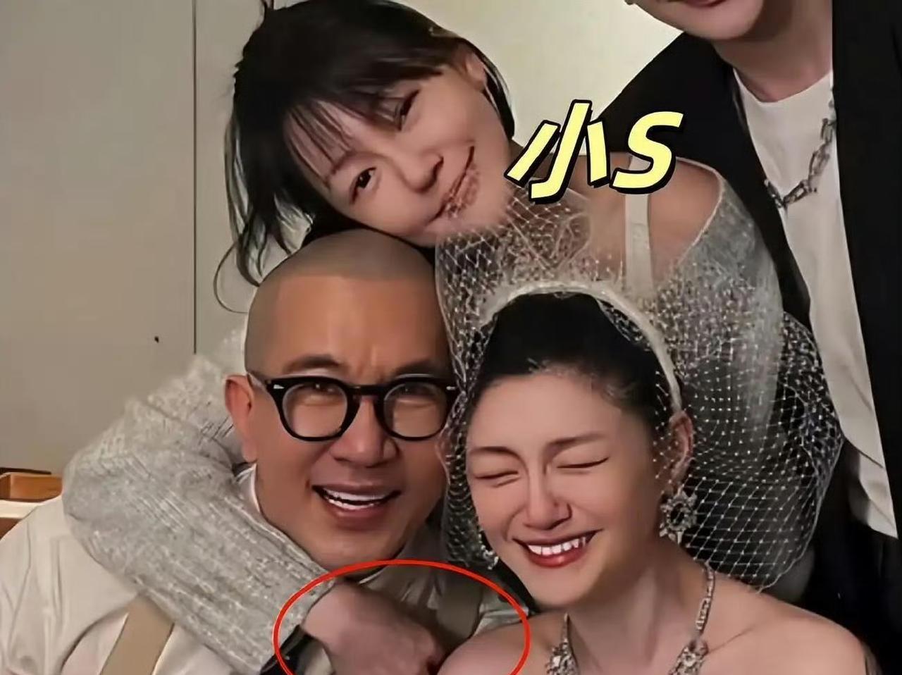 不知道哪位S家“好友”“为了怀念姐姐”又曝光了一组新照片看照片第一眼就觉得妹