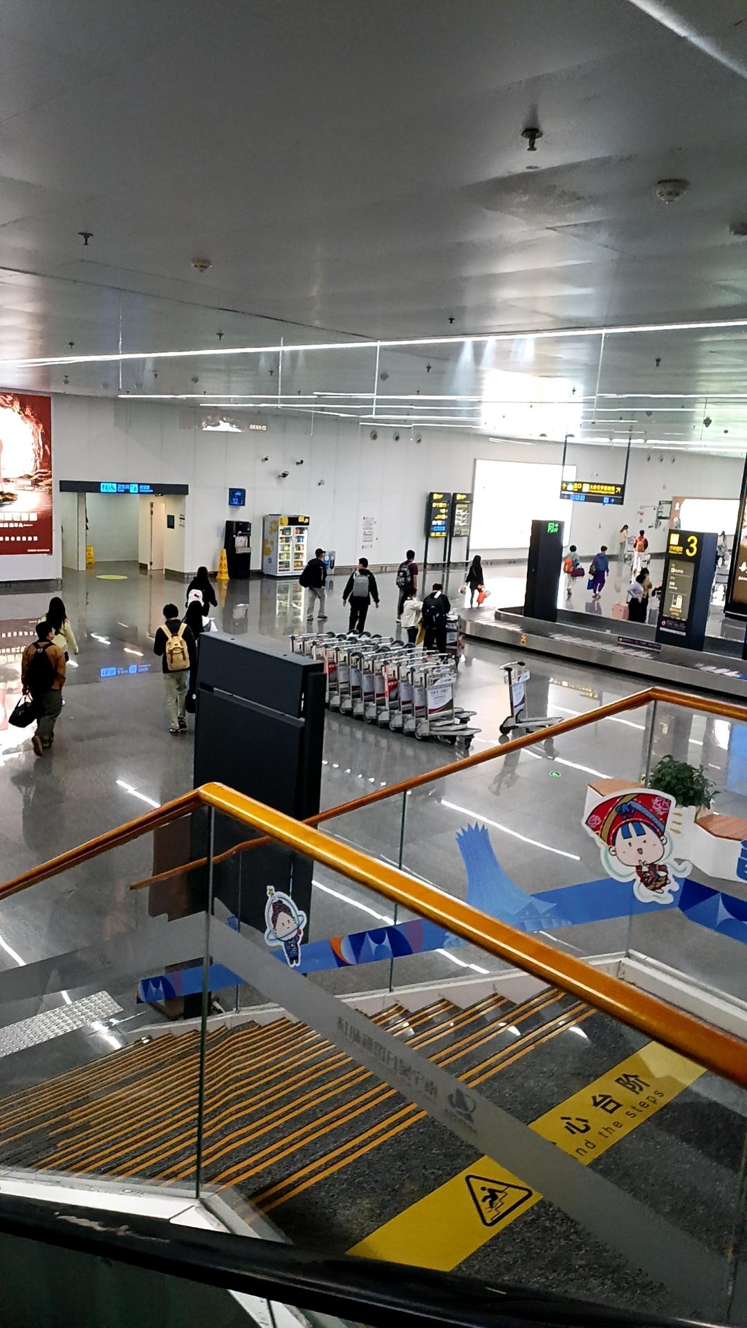 我堂妹，今年31岁，一直在KTV上班，至今未婚，是个不婚主义者，说什么结婚是牢笼