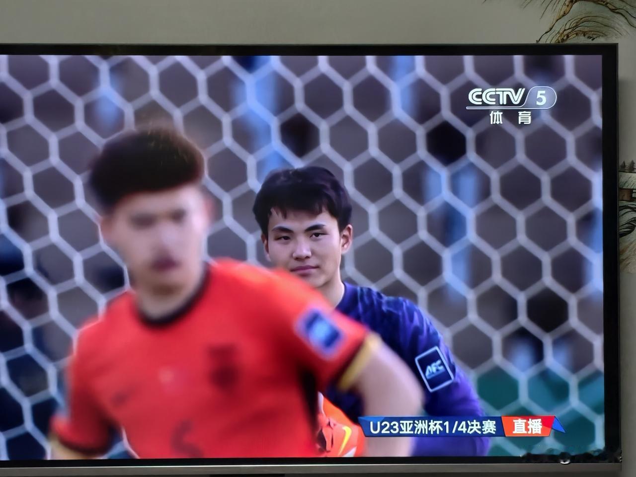 0：0，进入加时赛了，看李昊的了。98分钟，中国队11号蒯纪闻替换下腿抽筋的