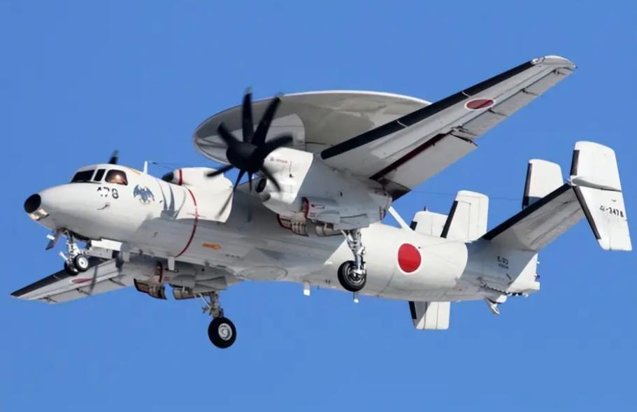 一架刚刚结束海外演习的日本E-2D预警机，在返航途中与菲律宾空军的FA-50轻型