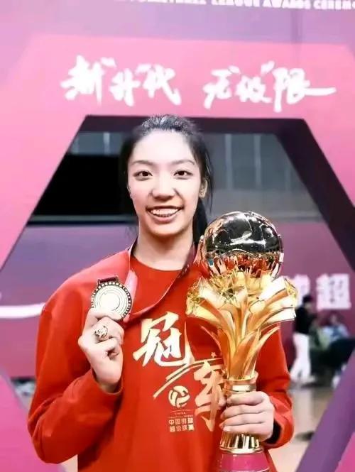 身高一米八四的小加比唐欣未来可期吗？唐欣的身高虽然在排球场上本身算是一个短板，