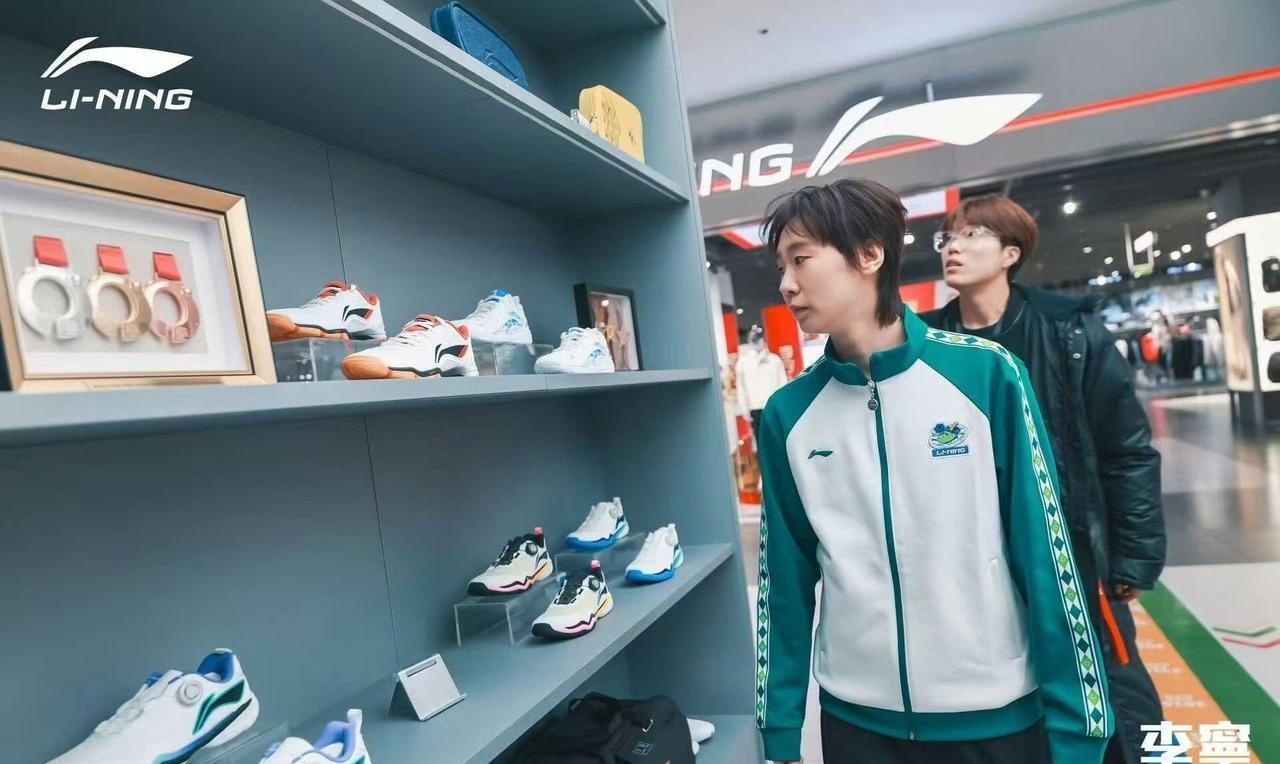 梁靖崑、王曼昱今日参加了李宁线下新品活动会。王曼昱穿上了李宁最新款运动服，一件