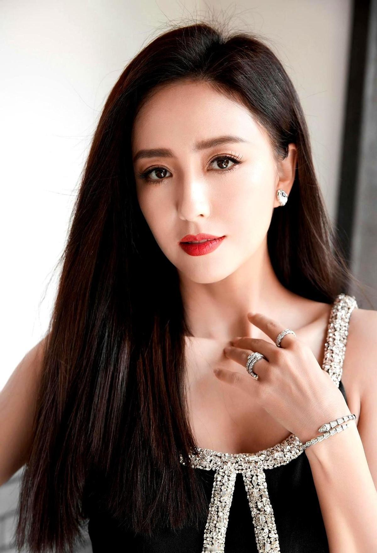 扒了扒陈思诚和佟丽娅的离婚细节，我才明白，成年人最顶级的关系，不是相爱，而是合伙