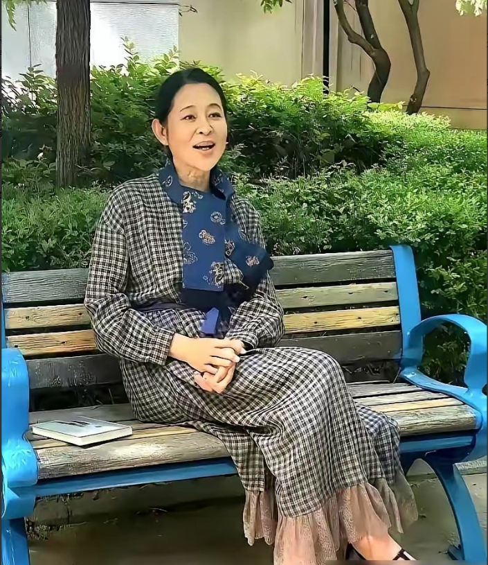 “这居然是倪萍？”倪萍在公园被人抓拍，照片一发出来，网友全炸了：“这哪还是当年舞台上那个光鲜亮丽，家