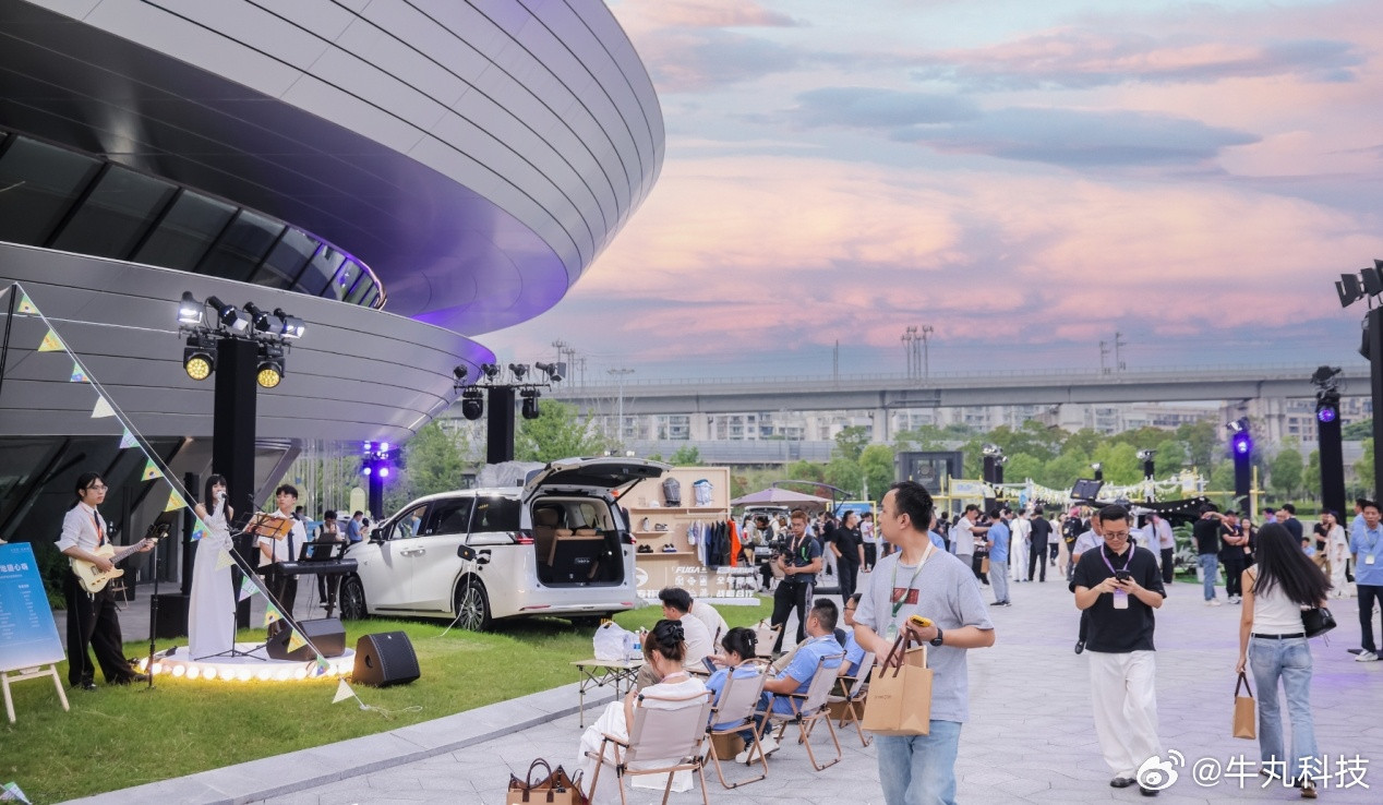 广汽传祺今天在杭州举办了首届用户大会暨MPV之夜，现场人气十足，全国各地的车主、