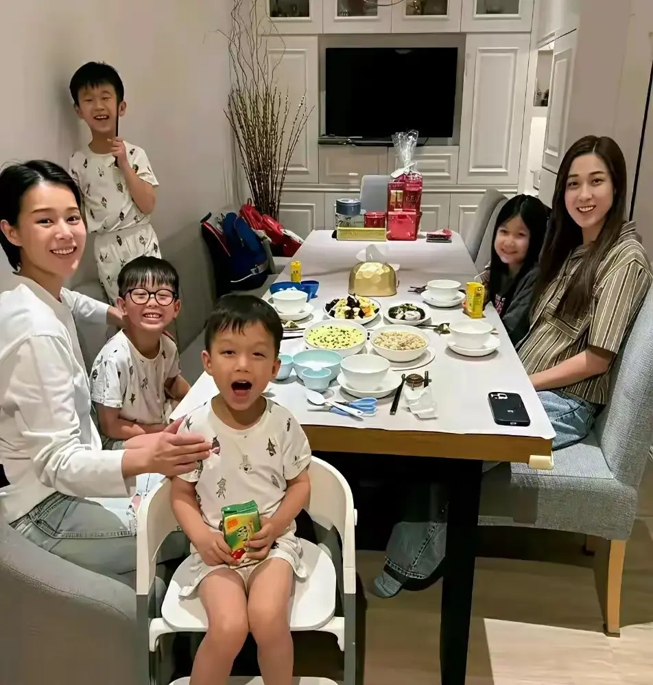 胡杏儿在家里请客，招待闺蜜钟嘉欣，狭小拥挤的餐厅，菜品也没几样。