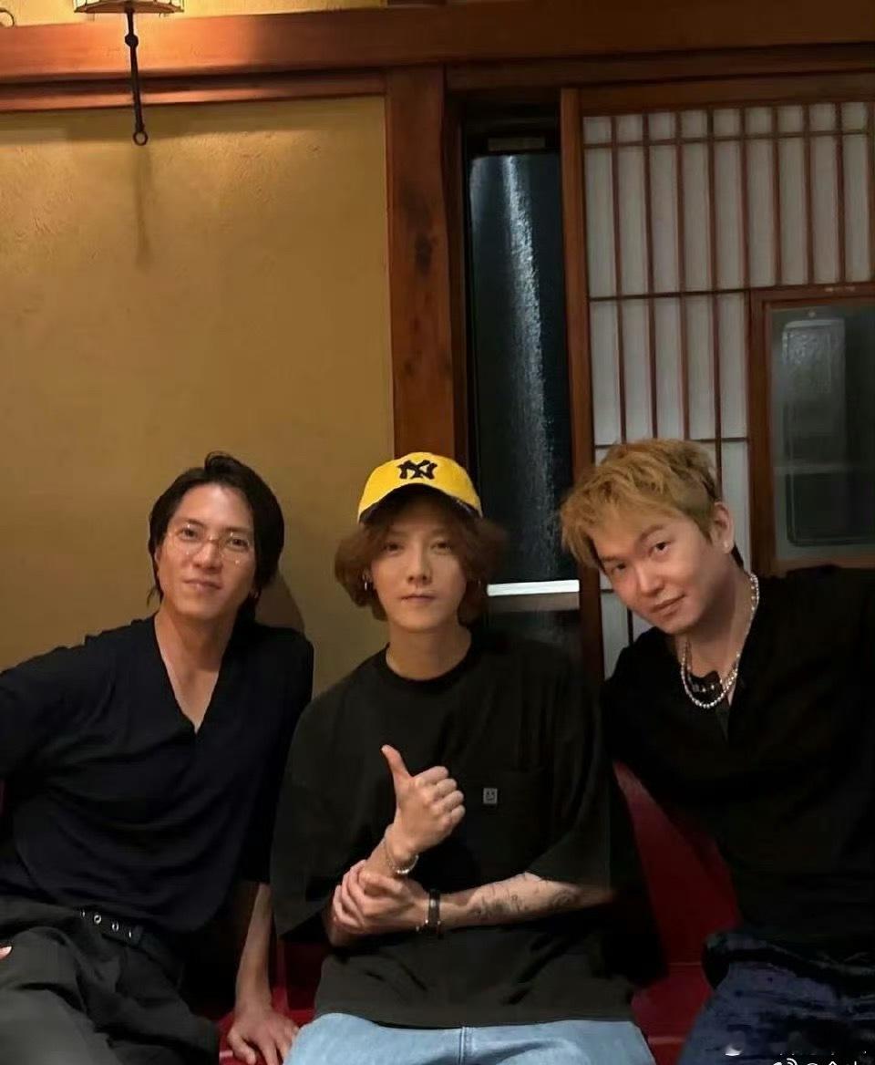 鹿晗ins晒与山下智久合照活久见！5月28日，鹿晗在ins晒出与山下智久的合照