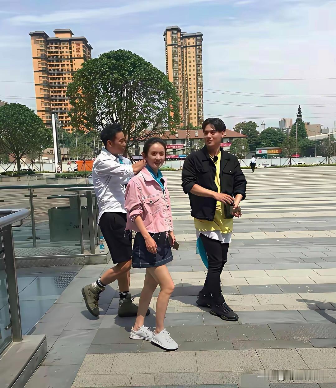 生活中的她原来长这样，黑黑瘦瘦个子小小的，不像165㎝偏高挑的身材，看起来