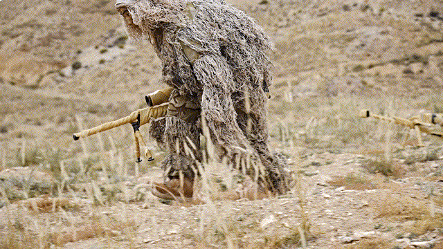我觉得大狙直接采用喷涂方式，比用布条包裹更好，至少省事，还不累赘，用布条缠绕多少