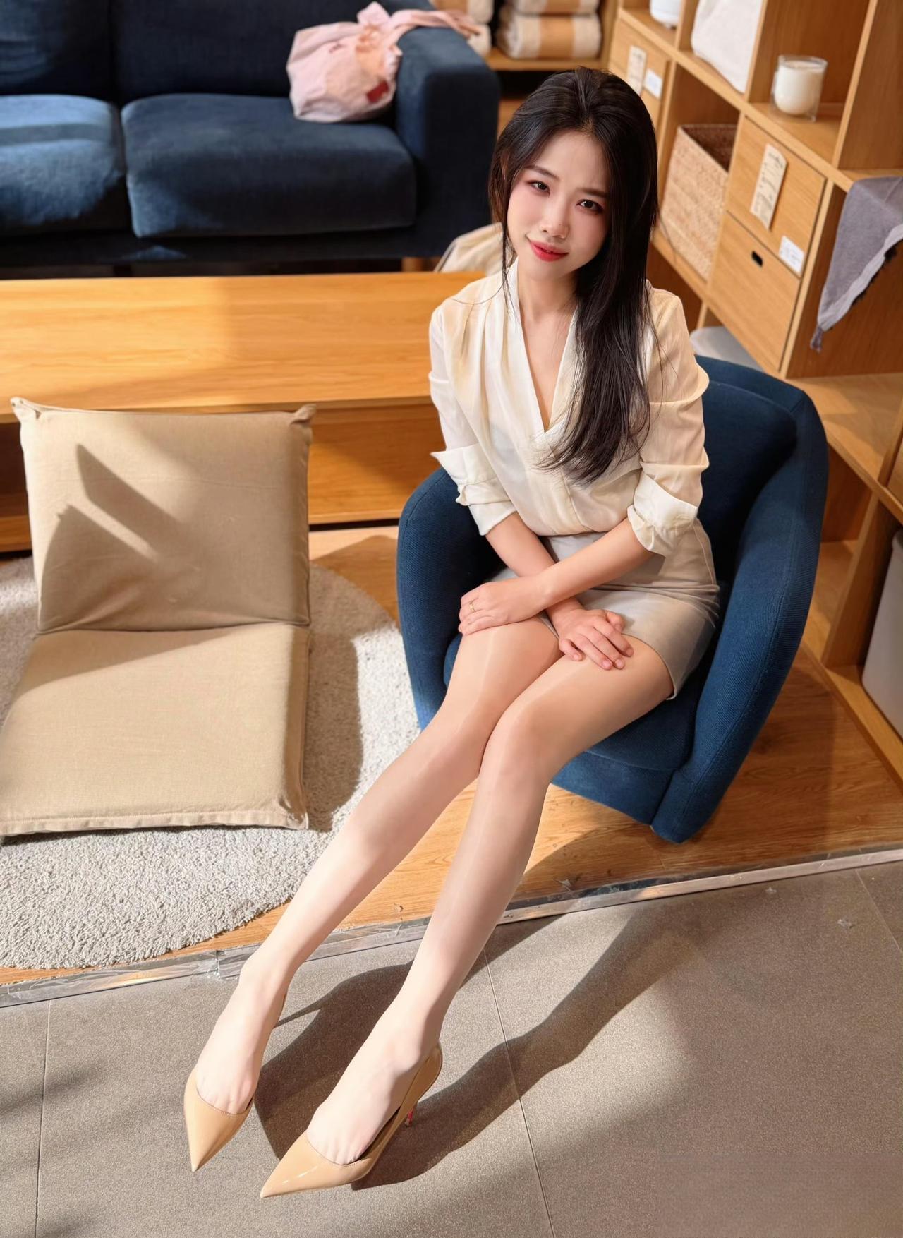 这套是“精致轻熟风”的穿搭，自带温柔高级感：-上衣选了缎面白衬衫，光泽感