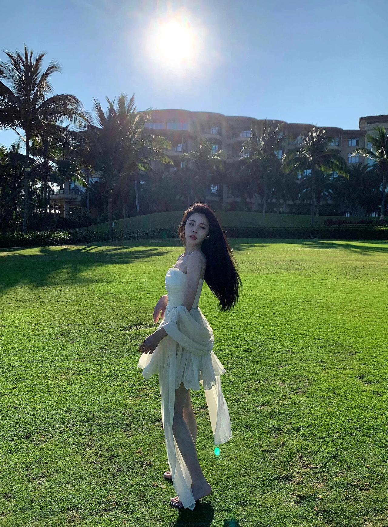 阳光下的白裙少女美女海边风景海风吹拂
