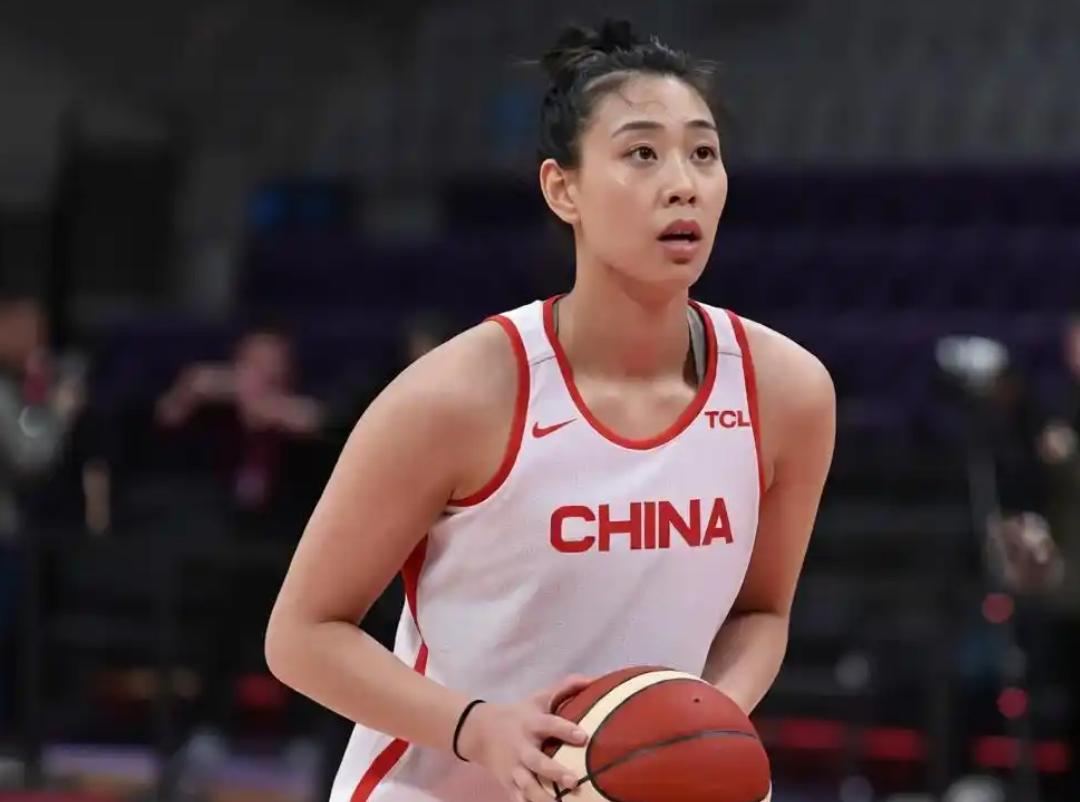唐子婷作为中国女篮的大前锋，身材条件相当突出：个子高、肩膀宽、大腿结实，移动能力
