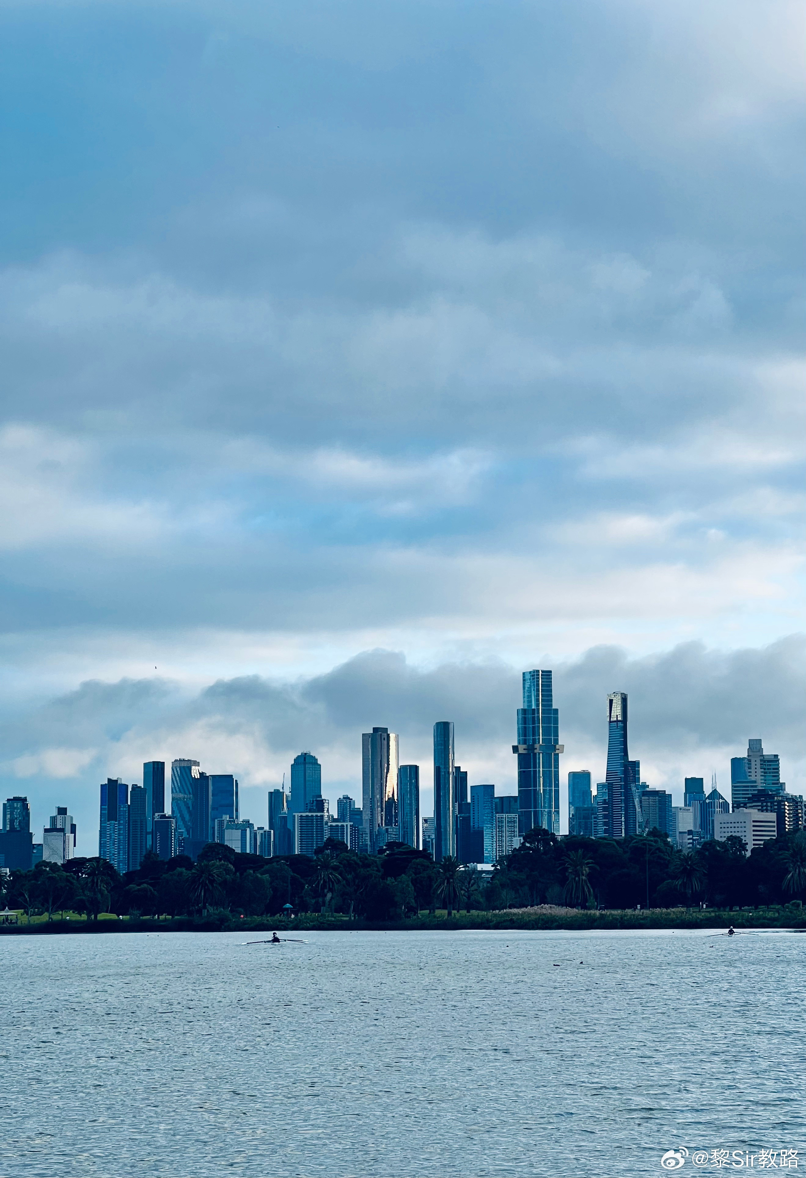 提醒一下，这条F1赛道是可以跑步的。未来三天当然不行，周一就行了。你要在维斯塔潘