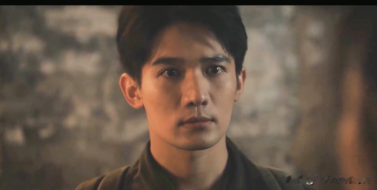 电视剧《交锋》中，三个新人包括何春晓（彭昱畅饰演）、锦兰（周依然饰演）及华东（梁