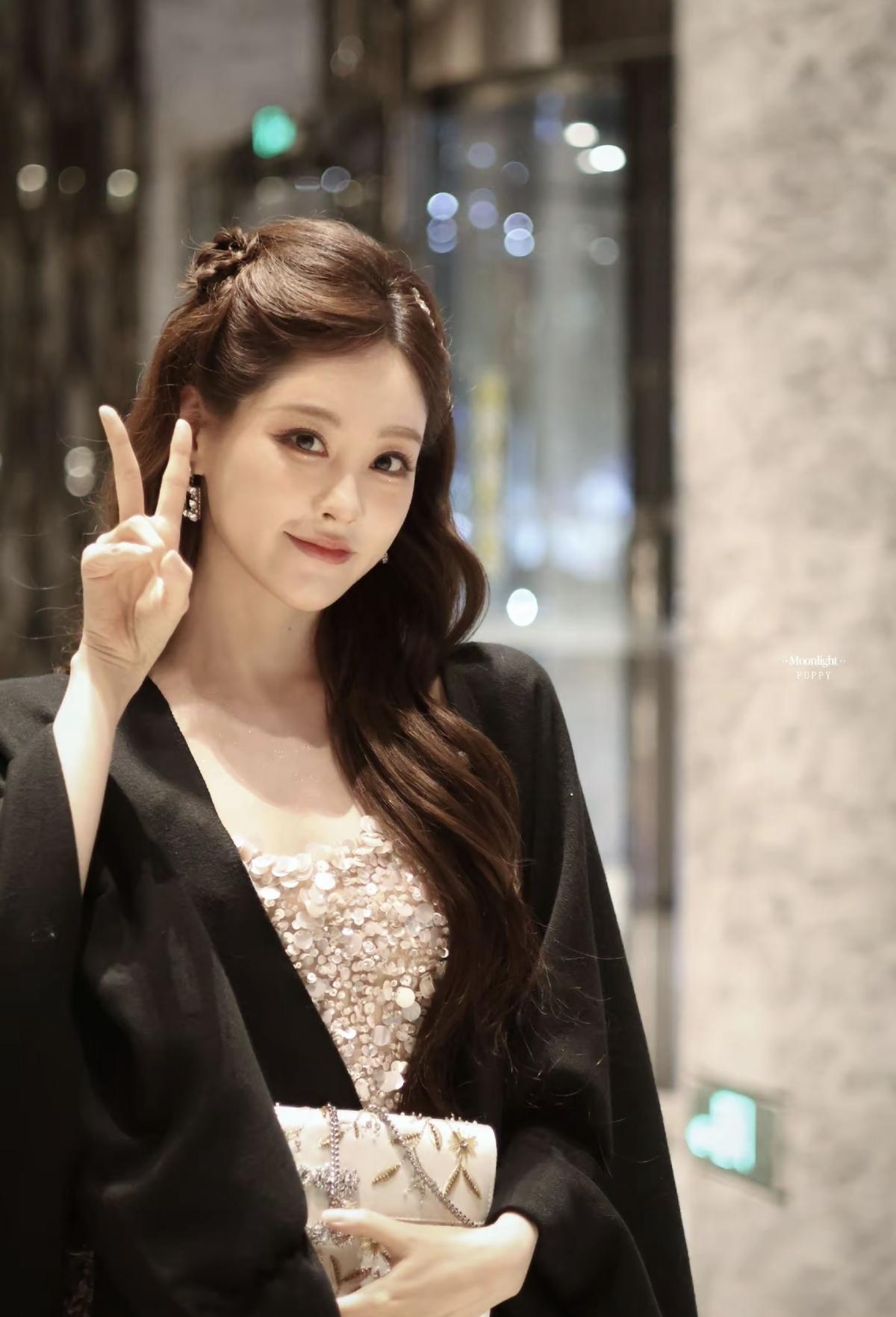 祝绪丹这组千金风造型真的太戳人了半扎卷发配亮片裙，温柔又显贵气，对着镜