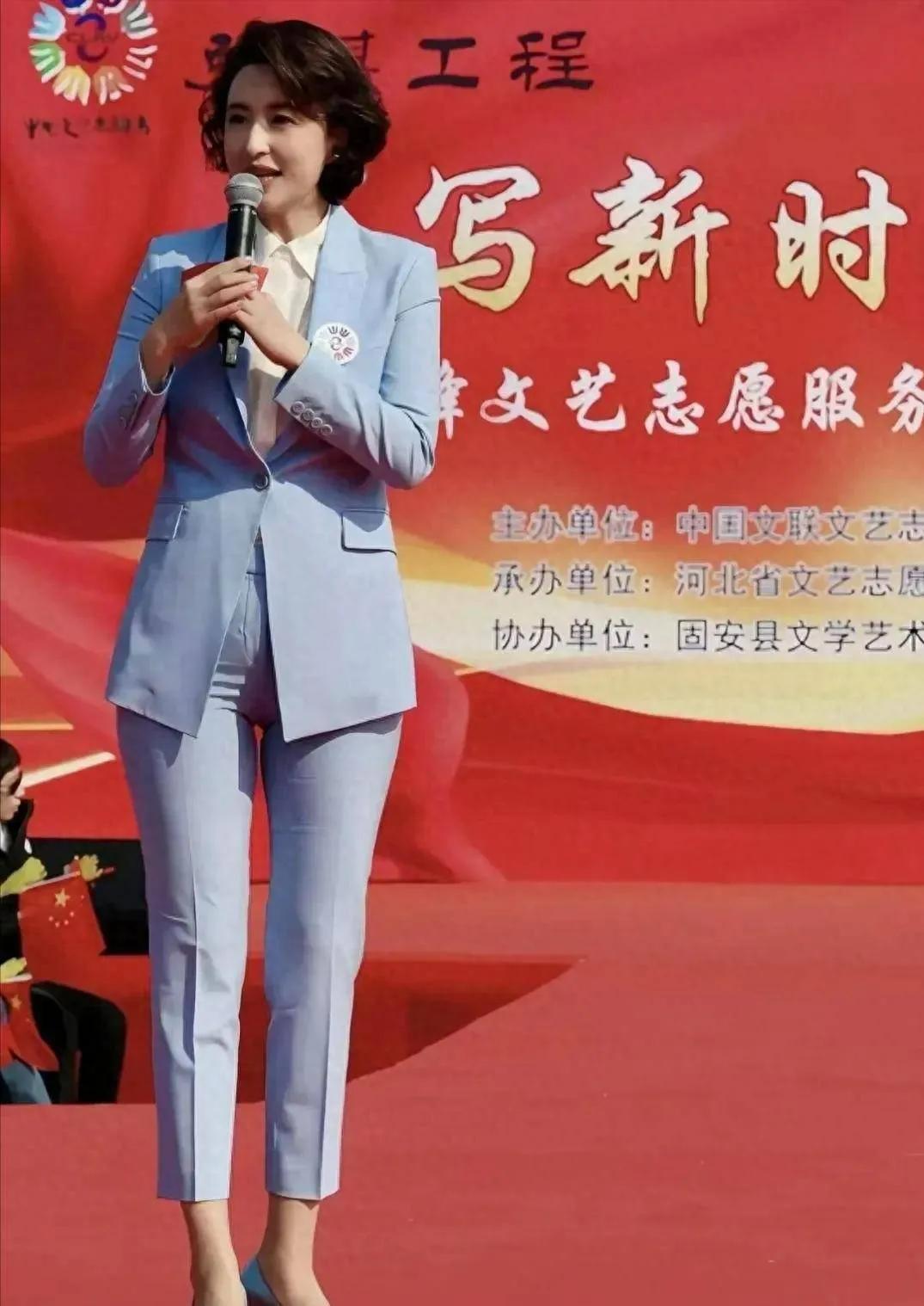 评张蕾“穿衣争议”评张蕾“穿衣争议”：当舆论放大镜对准女性职场人一场礼服