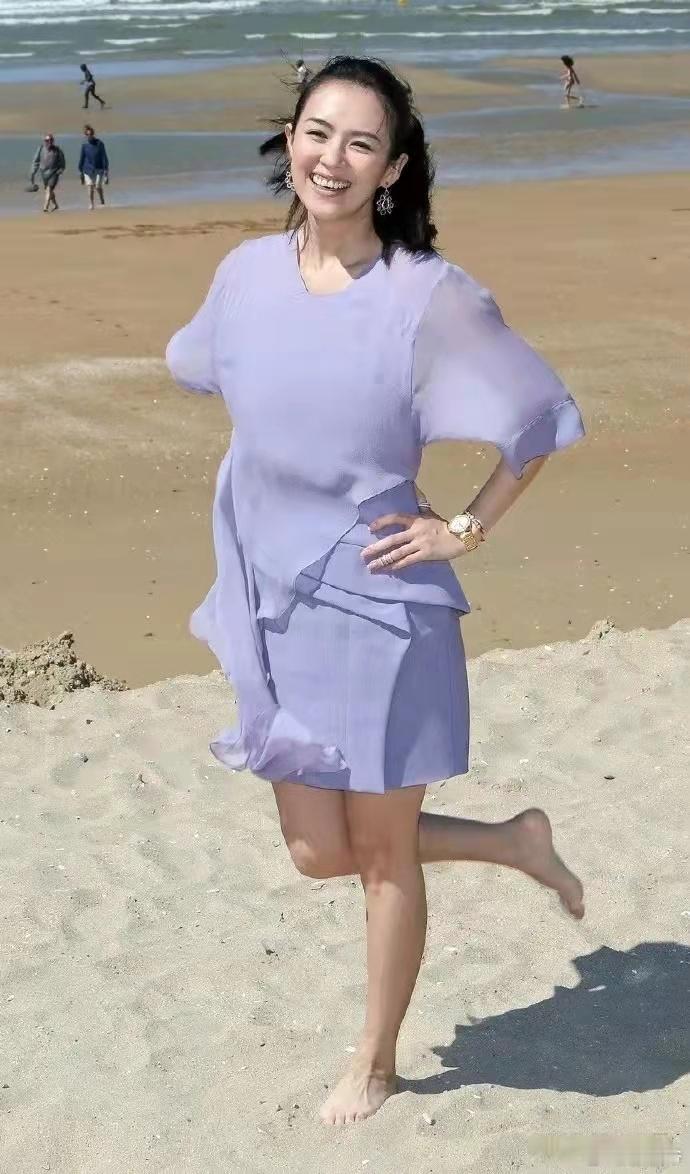 章子怡光着脚丫沙滩漫步！优雅美丽气质出众，笑容太治愈了！​​​