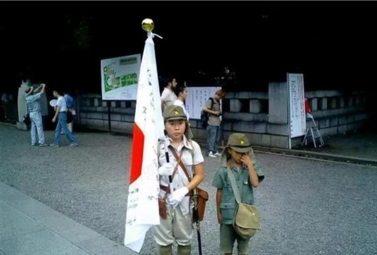 小日子这是什么行为？这才叫真正的贼心不死，人家就是可以堂而皇之的对下一代进行军国